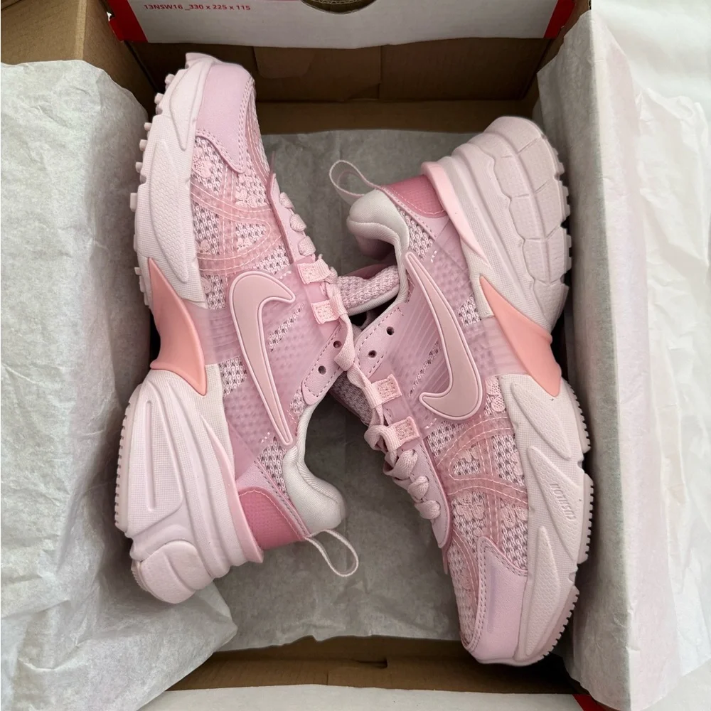 NWT Nike SAKURA sneakers in EU 5.5 - Picture 1 of 3